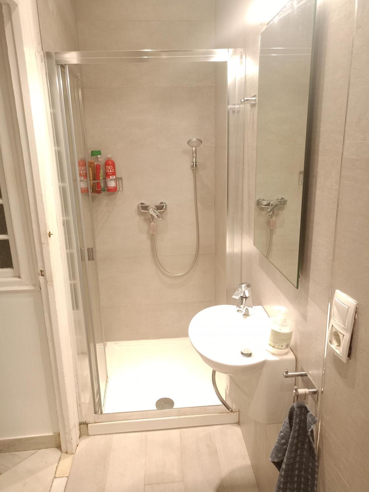 Small Stylish Room With Comfortable Queen-Size Bed In Very Large, Beautifully Decorated Shared Flat In The Historic Centre Of Málaga Eksteriør billede