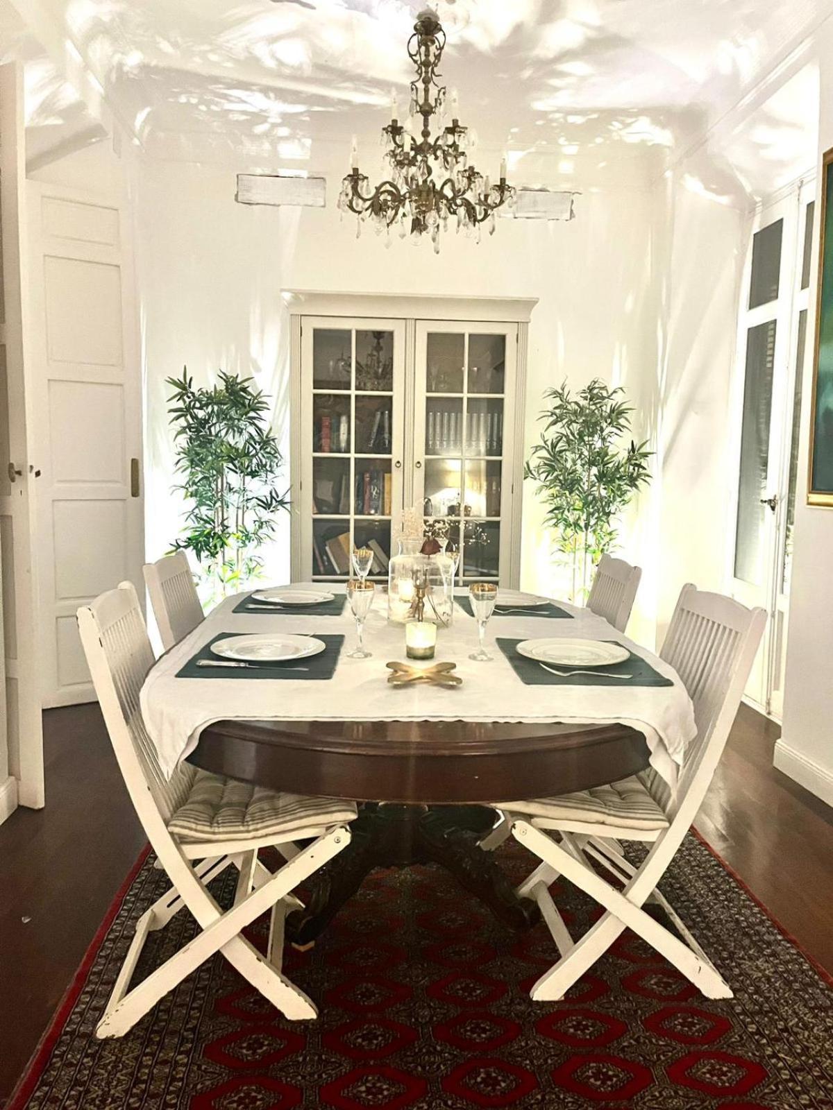 Small Stylish Room With Comfortable Queen-Size Bed In Very Large, Beautifully Decorated Shared Flat In The Historic Centre Of Málaga Eksteriør billede